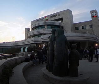 انارة نافورة بلدية رام الله باللون الأزرق بمناسبة شهر التوحد